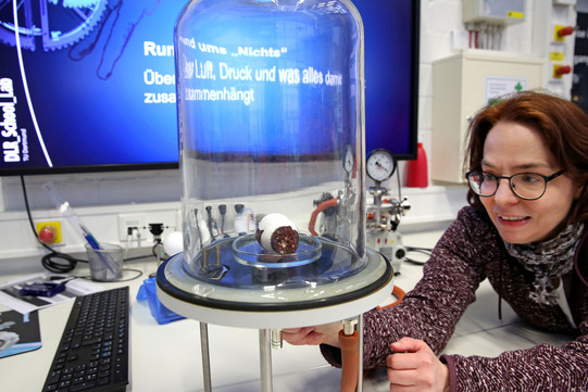 Dr. Sylvia Rückheim beim Vakuum-Experiment