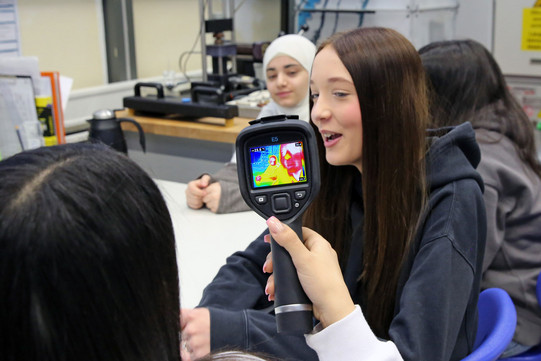 Schülerinnen im Versuch mit einer Infrarot-Kamera